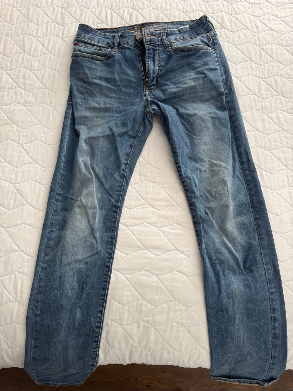 American Eagle Outfitters Men's Straight Jeans in Medium Blue Wash